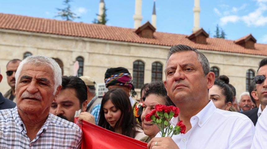 &Ouml;zg&uuml;r &Ouml;zel, Sivas'taki Madımak y&uuml;r&uuml;y&uuml;ş&uuml;ne katıldı: "Utan&ccedil; m&uuml;zesi olmalı"