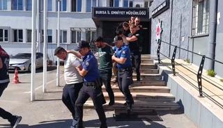 2,5 ay s&uuml;rd&uuml;: Yaşlı &ccedil;ifti 'polisiz' diyerek 100 milyon lira dolandırdılar! Tatlı bile ikram etmişler...