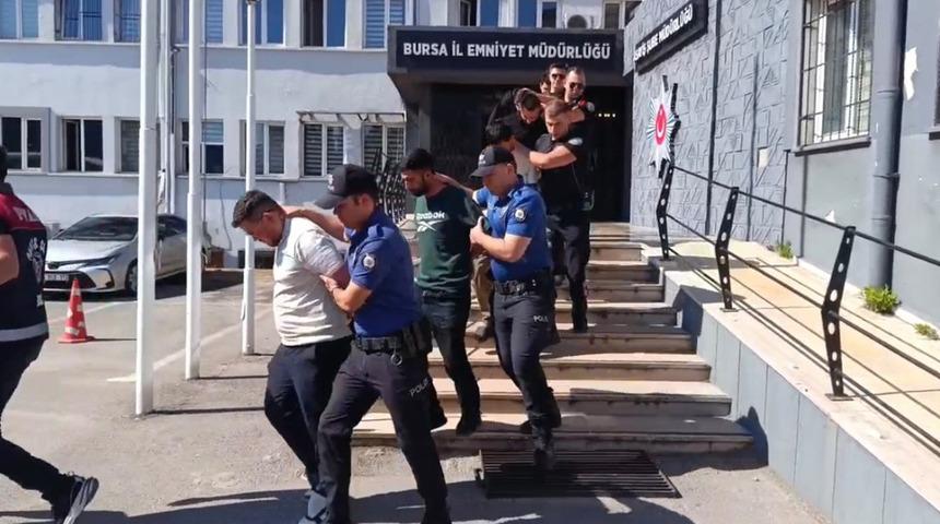 2,5 ay s&uuml;rd&uuml;: Yaşlı &ccedil;ifti 'polisiz' diyerek 100 milyon lira dolandırdılar! Tatlı bile ikram etmişler...