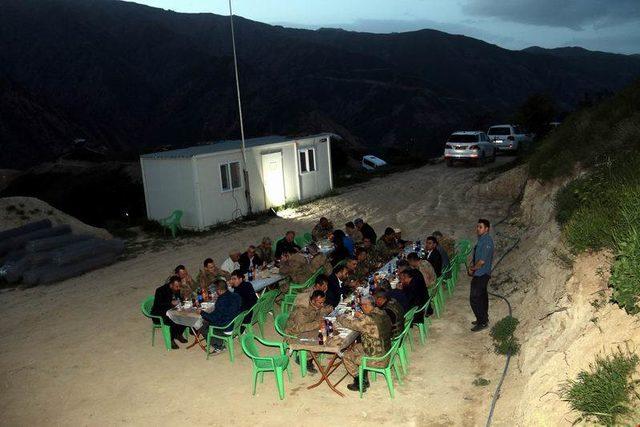 Vali Toprak, 1565 rakımlı üs bölgesinde Mehmetçik ile iftar yaptı