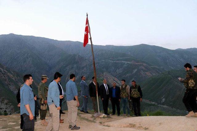 Vali Toprak, 1565 rakımlı üs bölgesinde Mehmetçik ile iftar yaptı