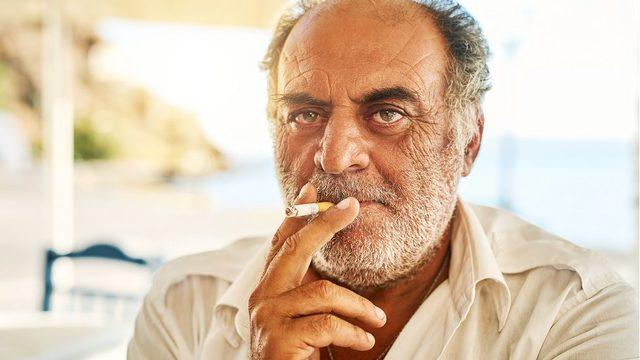 Yunanistan'da erkeklerin yüzde 50'sinden fazlası sigara içiyor.