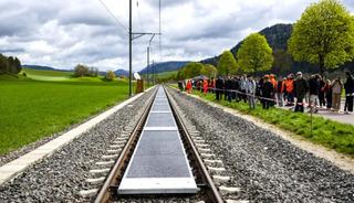 Tren raylarının arasına g&uuml;neş paneli d&ouml;şediler! Demiryollarında yeni d&ouml;nem