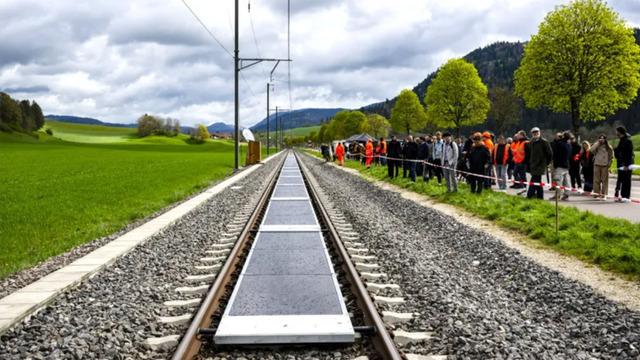 Tren raylarının arasına güneş paneli döşediler! Demiryollarında yeni dönem