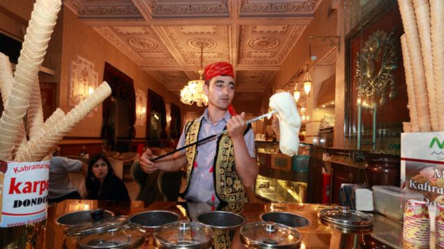 Dünya bu lezzetimizi konuşuyor! Maraş dondurmasının sırrı bakın neymiş