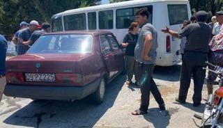 Bozdoğan&rsquo;da iş&ccedil;i servisi ile otomobil &ccedil;arpıştı: 3 yaralı