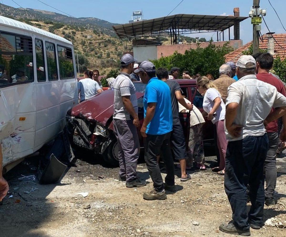 Bozdoğan&rsquo;da iş&ccedil;i servisi ile otomobil &ccedil;arpıştı: 3 yaralı 1
