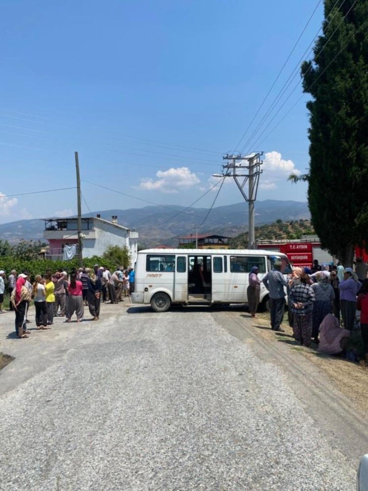 Bozdoğan&rsquo;da iş&ccedil;i servisi ile otomobil &ccedil;arpıştı: 3 yaralı 2