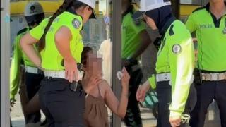 İzmir'de taksici ile vatandaş arasındaki 'güzergah' kavgası kamerada