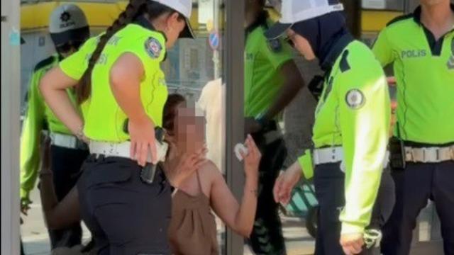 İzmir'de taksici ile vatandaş arasındaki 'güzergah' kavgası kamerada