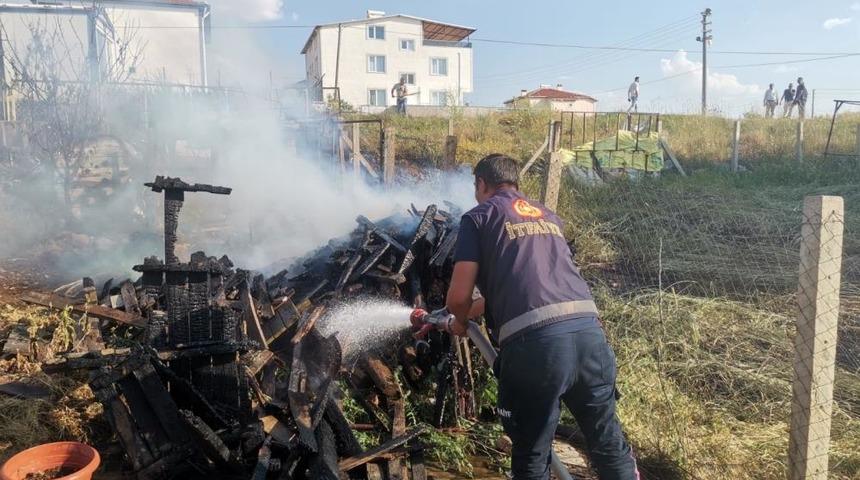 Arazideki odunların tutuşması sonucu yangın &ccedil;ıktı