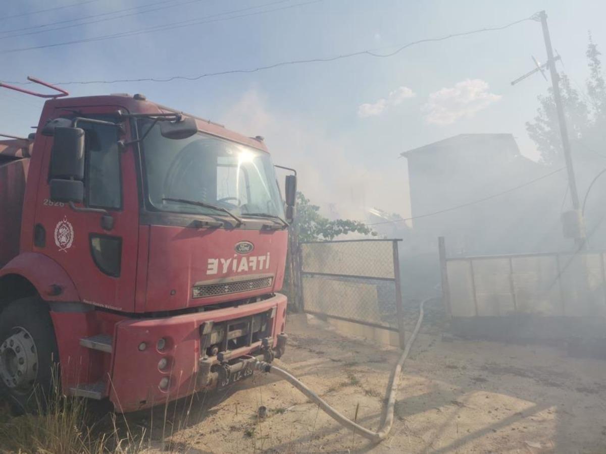 Arazideki odunların tutuşması sonucu yangın &ccedil;ıktı 1