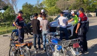 Motosikletli trafik canavarları jandarmadan ka&ccedil;amadı