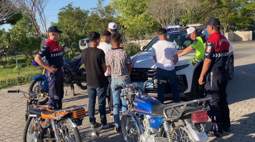 Motosikletli trafik canavarları jandarmadan ka&ccedil;amadı