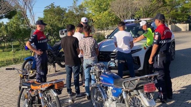Motosikletli trafik canavarları jandarmadan kaçamadı