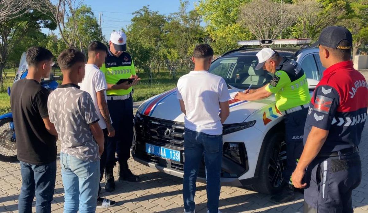 Motosikletli trafik canavarları jandarmadan kaçamadı 1