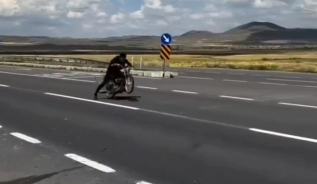 Motosikletli trafik canavarları jandarmadan kaçamadı 2