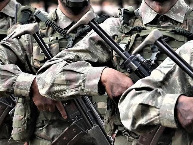 Uzman er ve erbaşlar ile ilgili d&uuml;zenlemeleri i&ccedil;eren teklif kabul edildi
