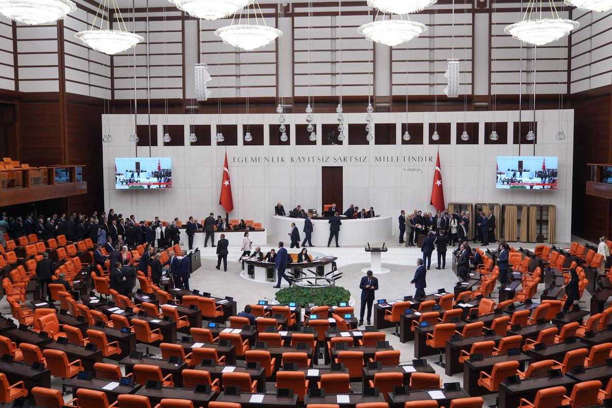Uzman er ve erbaşlar ile ilgili düzenlemeleri içeren teklif kabul edildi! Kamuda istihdam dönemi 1