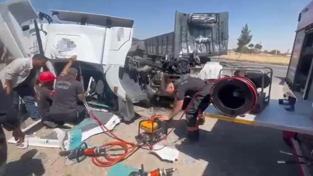 Şanlıurfa'da tır kamyonla çarpıştı: 1 ölü, 1 yaralı