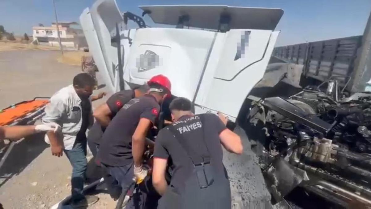 Şanlıurfa da tır kamyonla çarpıştı: 1 ölü, 1 yaralı 1