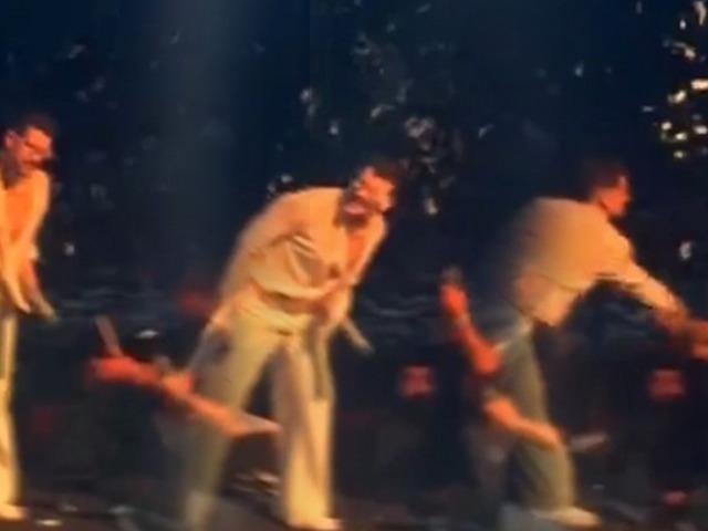 Konserin ortasında gergin anlar! Seyircisi tam y&uuml;z&uuml;ne patlattı