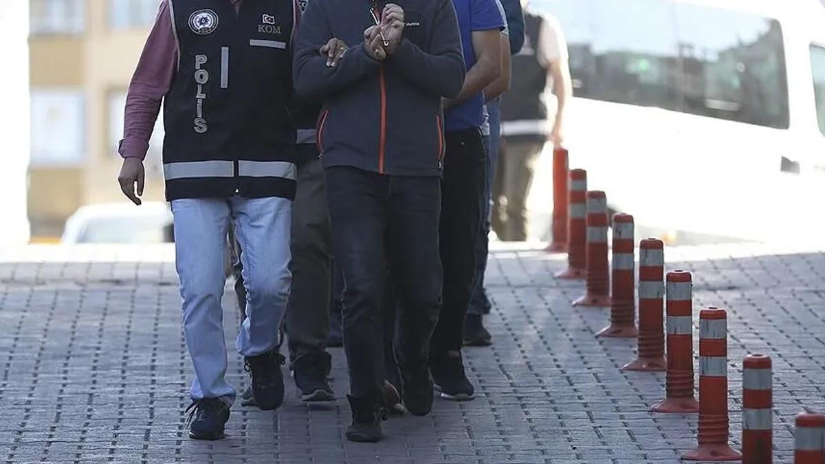 Bakan G&uuml;rlek duyurdu! 8 ilde  resmi evrakta sahtecilik  operasyonu: 31 ş&uuml;pheli g&ouml;zaltında 2