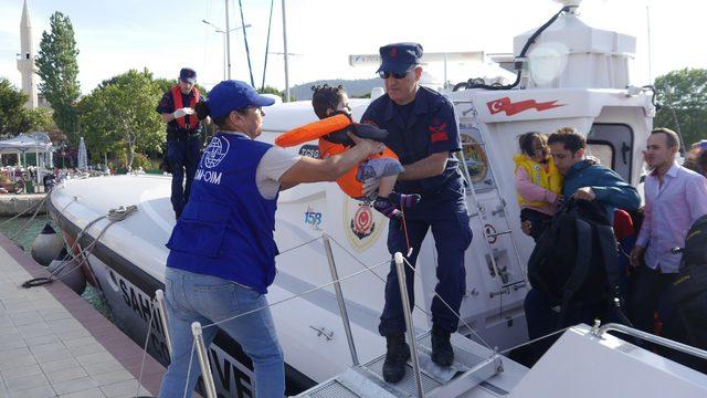 Çanakkale'de, 77 kaçak göçmen yakalandı