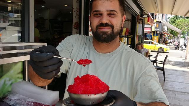 Meşhur lezzetine ilgi patladı! Sıcaktan bunalan ona koşuyor: Tanesi 75 Lira