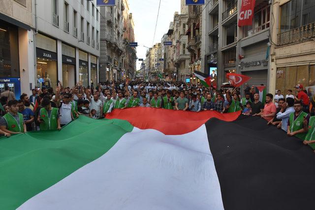 Mavi Marmara'nın 8. Yıldönümünde İstiklal Caddesi'nde yürüyüş (2)
