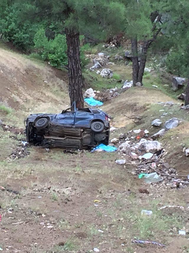 Otomobil şarampole yuvarlandı, dede ve torunu öldü