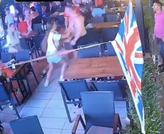İngiliz turist Marmaris te restoranda ortalığı birbirine kattı! Eşini ve çocuklarını fena darbetti 4