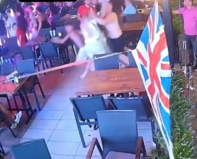 İngiliz turist Marmaris te restoranda ortalığı birbirine kattı! Eşini ve çocuklarını fena darbetti 3