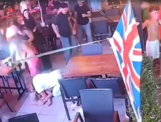 İngiliz turist Marmaris te restoranda ortalığı birbirine kattı! Eşini ve çocuklarını fena darbetti 2