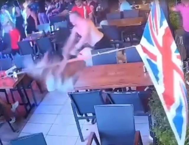 İngiliz turist Marmaris te restoranda ortalığı birbirine kattı! Eşini ve çocuklarını fena darbetti 1