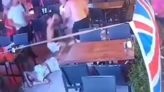İngiliz turist Marmaris'te restoranda ortalığı birbirine kattı! Eşini ve çocuklarını fena darbetti
