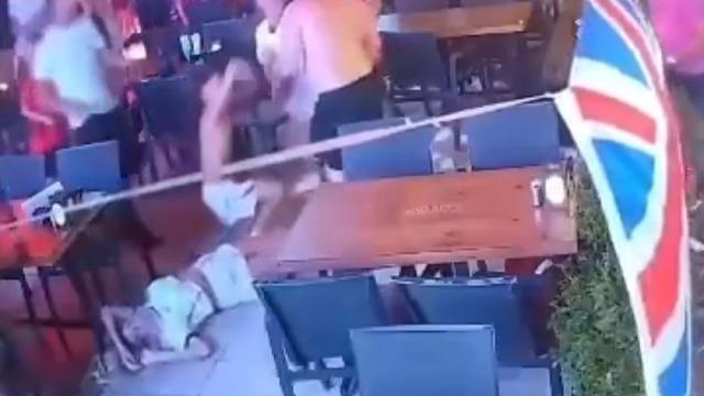İngiliz turist Marmaris'te restoranda ortalığı birbirine kattı! Eşini ve çocuklarını fena darbetti