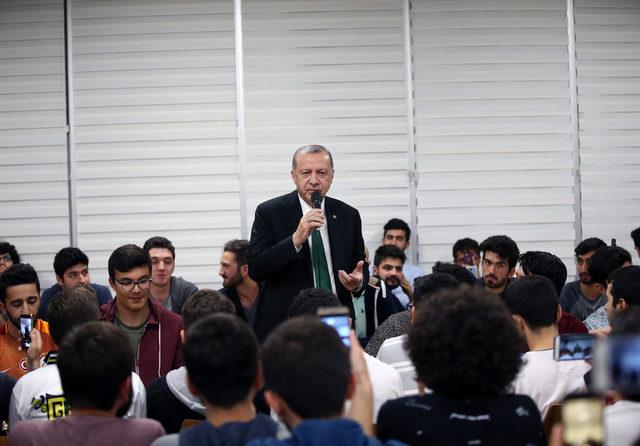 Cumhurbaşkanı Erdoğan, yurtta kalan öğrencilerle sahur yaptı