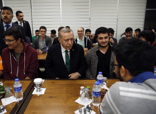Cumhurbaşkanı Erdoğan, yurtta kalan öğrencilerle sahur yaptı