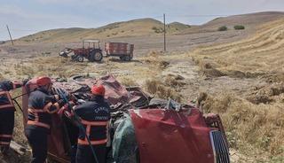 &Ccedil;ankırı&rsquo;da hafif ticari ara&ccedil; ile otomobil &ccedil;arpıştı: 3 &ouml;l&uuml;, 4 yaralı