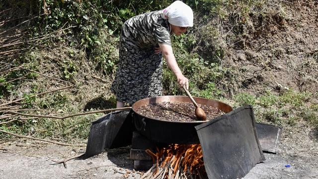 Doğal şifa: Odun ateşinde, kazanlarda 7 saat kaynatılıyor
