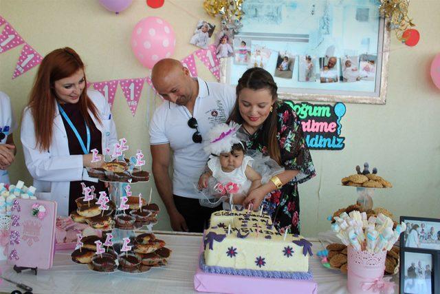 Karaciğer nakilli Azra bebeğe hastanede yaş günü kutlaması