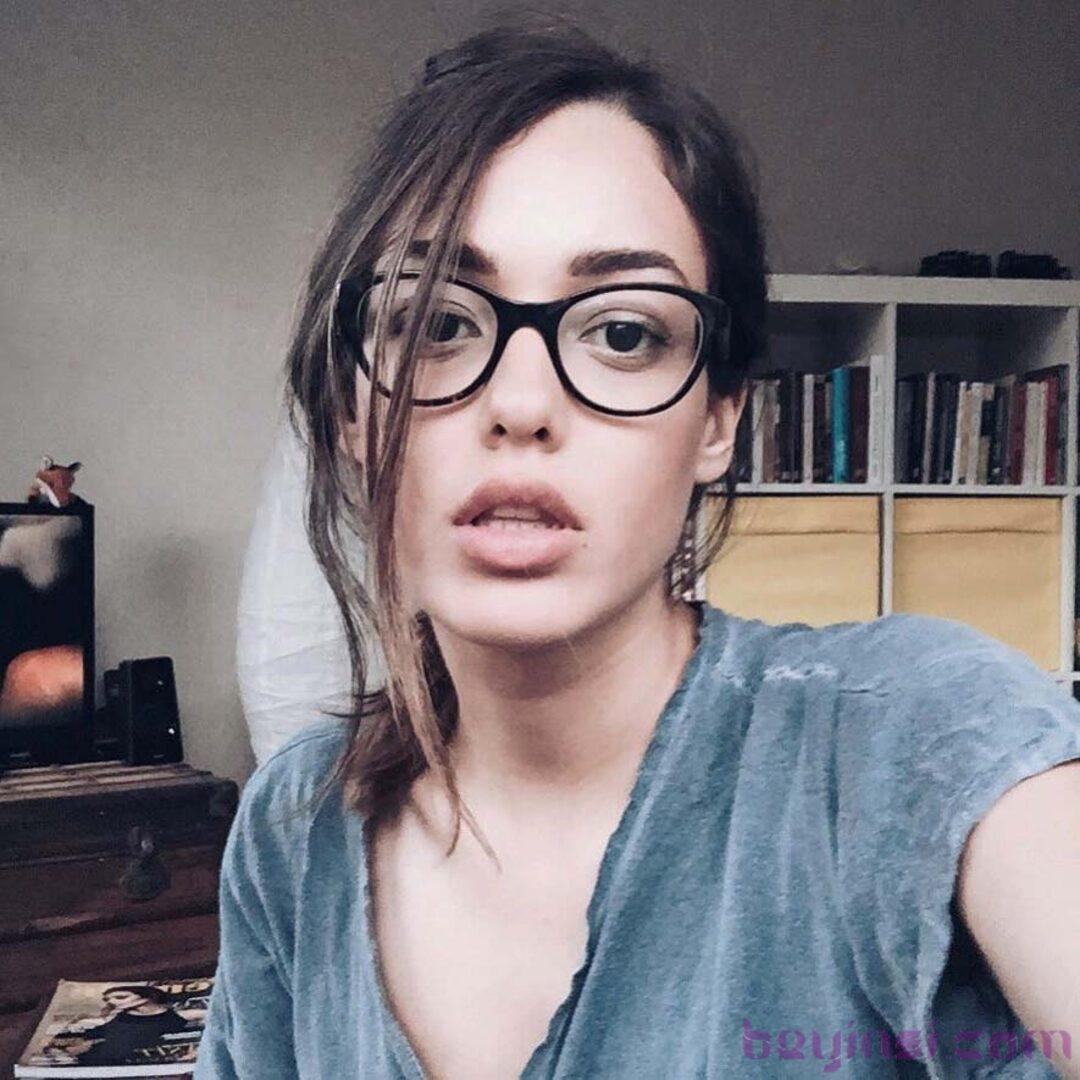 Yüzündeki değişim dikkatli gözlerden kaçmasa da genç oyuncu yaptırdığı müdahaleyi açıklamaktan çekiniyor.