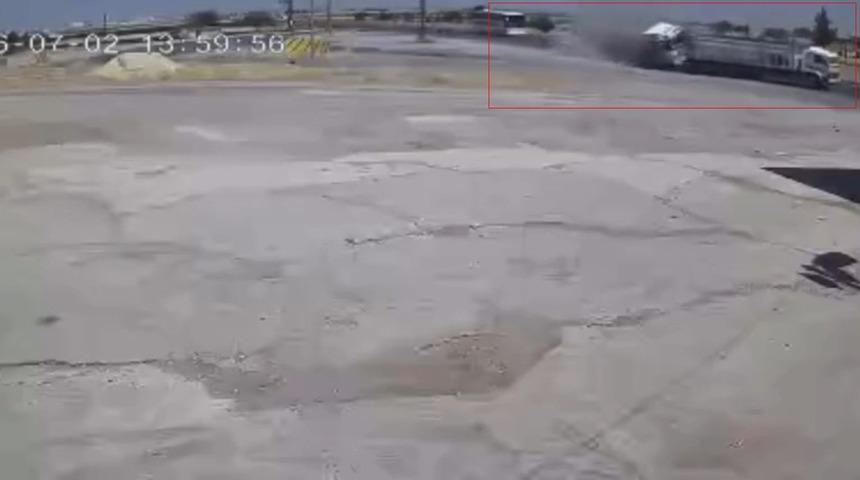 Viranşehir&rsquo;deki &ouml;l&uuml;ml&uuml; trafik kazasının g&uuml;venlik kamerası g&ouml;r&uuml;nt&uuml;leri ortaya &ccedil;ıktı