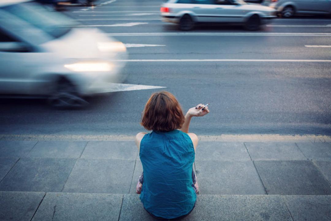 O &uuml;lkede kadınlar erkeklerden daha &ccedil;ok sigara i&ccedil;iyor