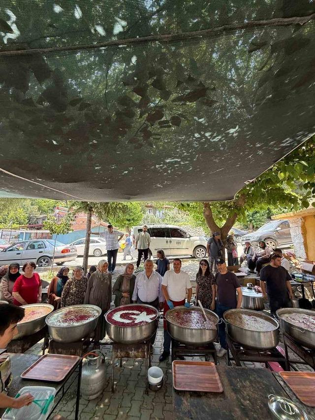 Güroluk Mahallesi’nde 34 yıllık aşure geleneği yaşatılıyor 4