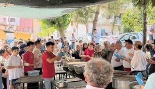 G&uuml;roluk Mahallesi&rsquo;nde 34 yıllık aşure geleneği yaşatılıyor
