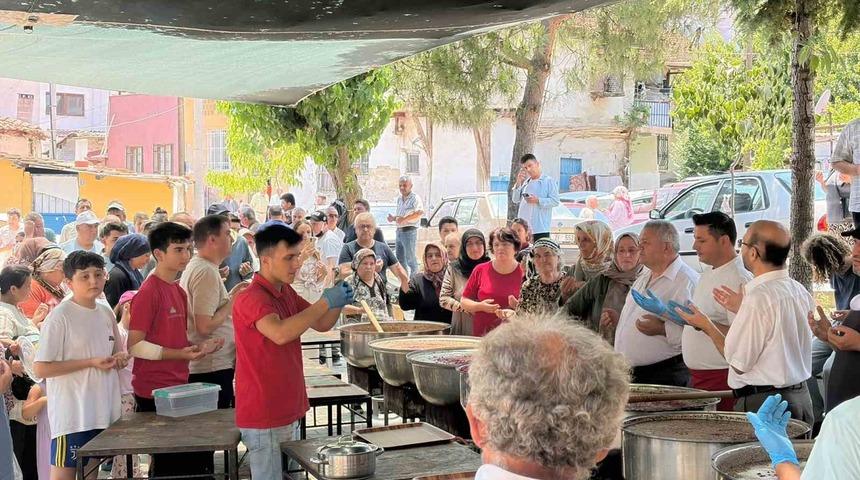 G&uuml;roluk Mahallesi&rsquo;nde 34 yıllık aşure geleneği yaşatılıyor