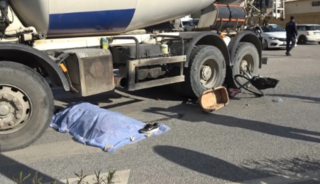 Beton mikserinin &ccedil;arptığı elektrikli bisikletin s&uuml;r&uuml;c&uuml;s&uuml; &ouml;ld&uuml;