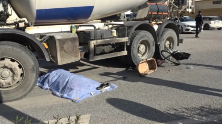 Beton mikserinin &ccedil;arptığı elektrikli bisikletin s&uuml;r&uuml;c&uuml;s&uuml; &ouml;ld&uuml;